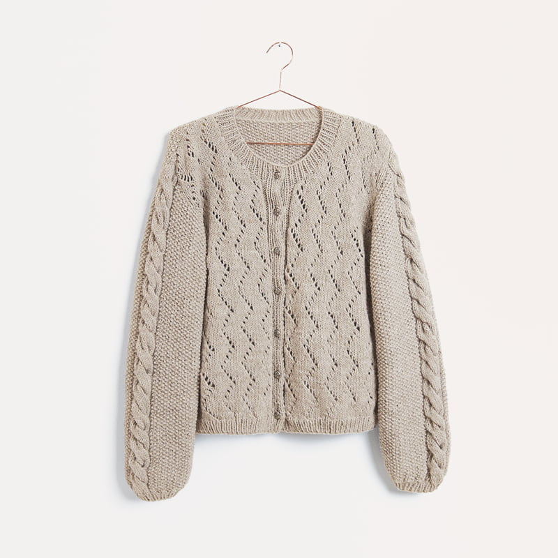 Gestrickte Damenjacke in beige