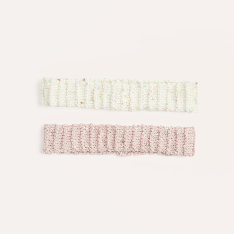 Gestricktes Babystirnband in Rosa und Creme